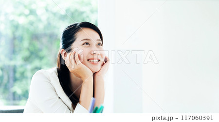 将来を夢見る女性 将来を夢見る女性 117060391
