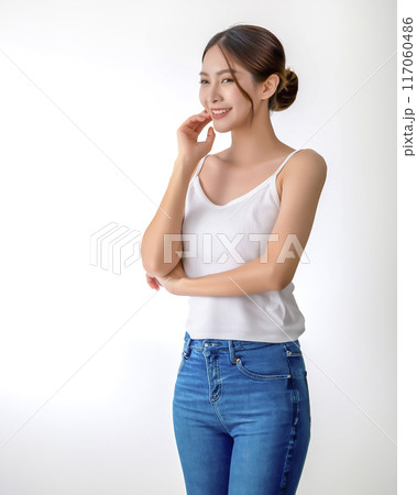 肌の潤いを実感する若い女性のイメージ素材 117060486