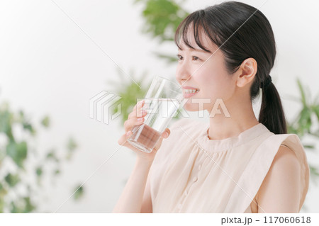 コップの水を飲む若い女性 117060618