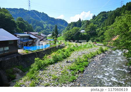 清津川　危険な川沿いの民家　万年橋からの眺め　新潟県十日町市 117060619