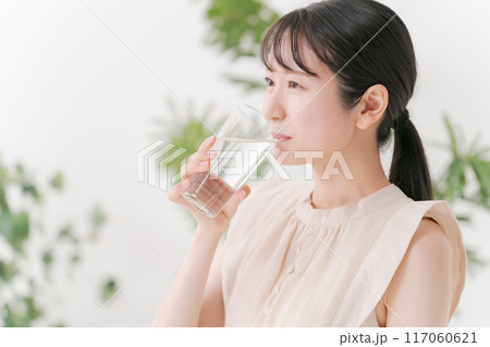 コップの水を飲む若い女性 コップの水を飲む若い女性 117060621