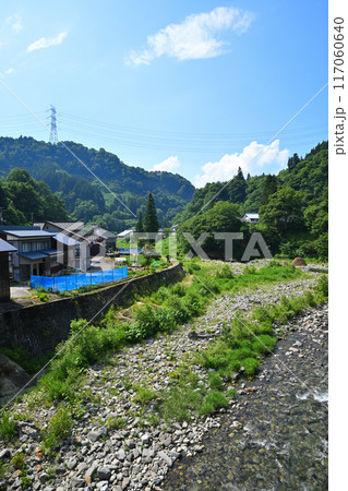 清津川　危険な川沿いの民家　万年橋からの眺め　新潟県十日町市 117060640