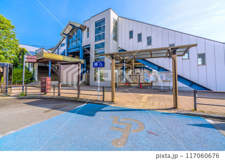 日本の寒川都市景観 珍景・ブラウンの郵便ポスが寒川駅北口前に。寒川神社1500m…＝7月21日 117060676