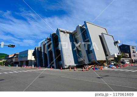 能登半島地震　倒壊したビル　輪島市 117061609