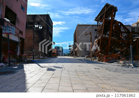 能登半島地震　解体作業進む朝市通りの風景　輪島市 117061862