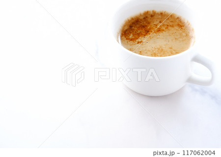 エスプレッソと牛乳を混ぜたカフェ・ラッテを飲みながらリラックスしているイメージ 117062004