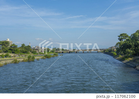 京都宇治　朝霧橋から見える宇治橋 117062100