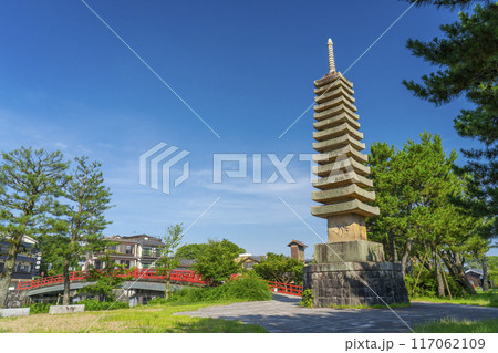 京都宇治　塔の島　十三重石塔 117062109