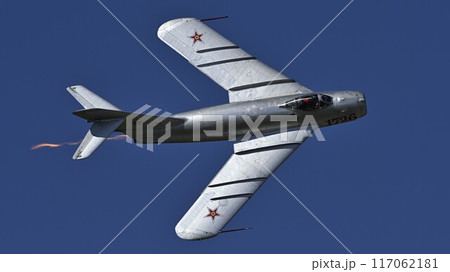 機動飛行するMIG-15 117062181