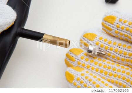 自転車のバルブ変換アダプター 米式から英式へ変換 自転車のバルブ変換アダプター 米式から英式へ変換 117062196