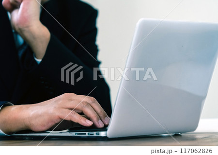 パソコンを見て悩むビジネスマン 117062826