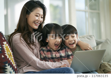 young asian mother and two children using laptop computer together 117063135