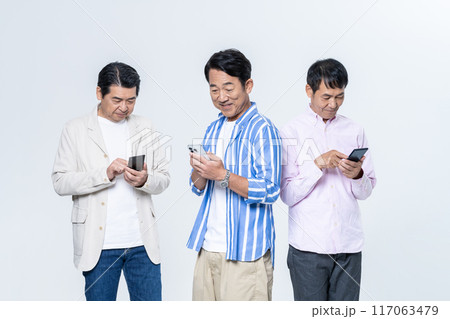 スマホを見るミドルシニアの男性 スマホを見るミドルシニアの男性 117063479