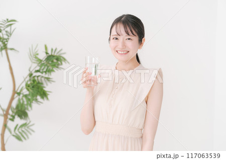 水の入ったコップを持つ若い女性 水の入ったコップを持つ若い女性 117063539