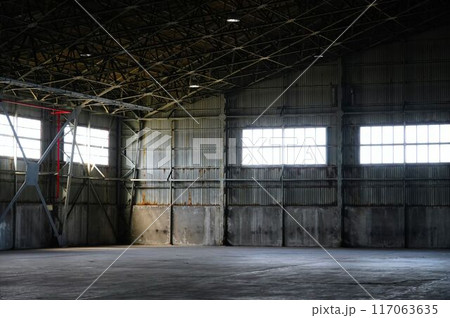 倉庫の中 117063635