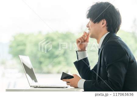 ノートパソコンを使う若いビジネスマン(勉強会・研修・会議・講習会・ワークショップ・イベント) ノートパソコンを使う若いビジネスマン(勉強会・研修・会議・講習会・ワークショップ・イベント) 117063636