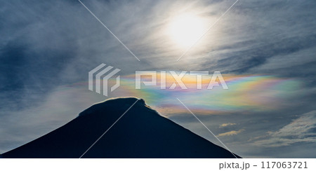 シルエット富士に彩雲と太陽 117063721