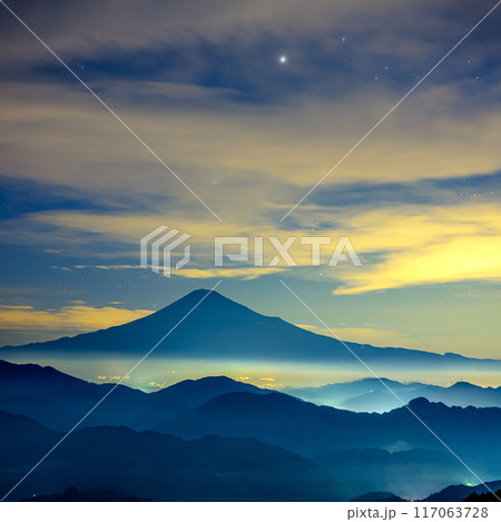 夜の清水吉原から望む夏富士と山並み 夜の清水吉原から望む夏富士と山並み 117063728