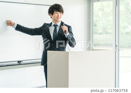 セミナー・勉強会・研修・会議・講習会・ワークショップ・イベントで講義をする男性 117063758