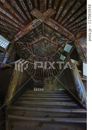 【縦写真】会津さざえ堂 (円通三匝堂) 117063938