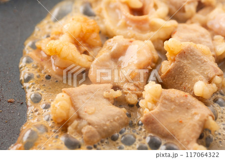 焼肉でホルモンのシマチョウを焼く 焼肉でホルモンのシマチョウを焼く 117064322