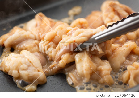 焼肉でホルモンのシマチョウを焼く 117064426