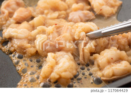 焼肉でホルモンのシマチョウを焼く 117064429