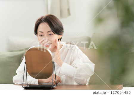 鏡を見る女性 リビング 鏡を見る女性 リビング 117064480