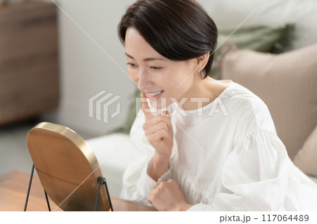 鏡を見る女性　リビング 117064489
