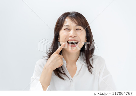 女性 ミドル ビューティー デンタル 女性 ミドル ビューティー デンタル 117064767