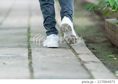 ウォーキングをするシニア男性 足元 ウォーキングをするシニア男性 足元 117064873