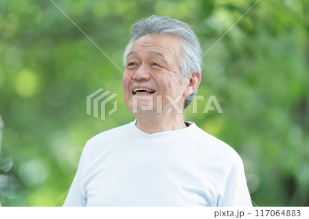 シニア男性　ポートレート　新緑 117064883