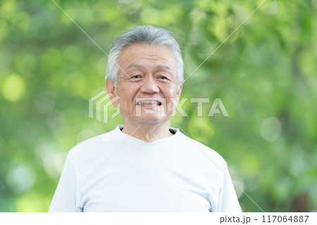 シニア男性　ポートレート　新緑 117064887