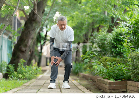 膝関節症 シニア男性 膝関節症 シニア男性 117064910