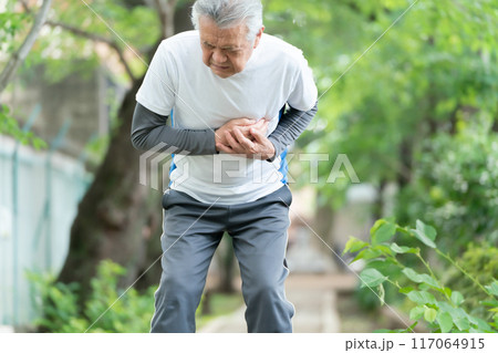 シニア男性　心臓発作 117064915