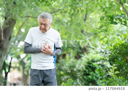 シニア男性　心臓発作 117064918