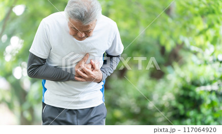 シニア男性　心臓発作 117064920