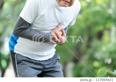 シニア男性　心臓発作 117064921