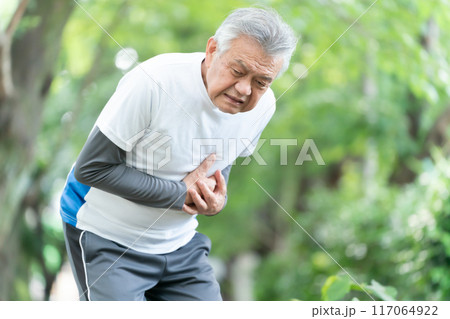 シニア男性　心臓発作 117064922