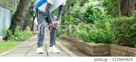 膝関節症 シニア男性 手元 膝関節症 シニア男性 手元 117064924