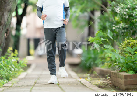 ウォーキングをするシニア男性　足元 117064940