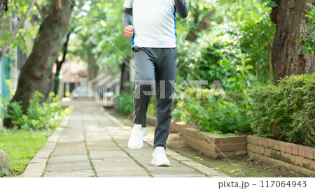 ウォーキングをするシニア男性 足元 ウォーキングをするシニア男性 足元 117064943