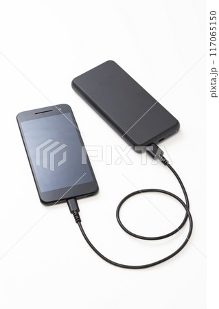 スマホとモバイルバッテリー スマホとモバイルバッテリー 117065150