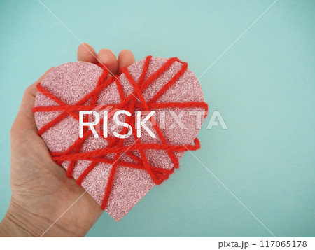 赤い毛糸を巻いたハートにriskリスクの文字 赤い毛糸を巻いたハートにriskリスクの文字 117065178