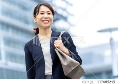 ビジネス　女性　50代 117065245