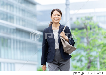 ビジネス 女性 50代 ビジネス 女性 50代 117065251