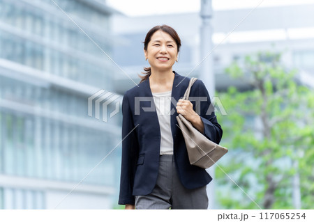 ビジネス 女性 50代 ビジネス 女性 50代 117065254