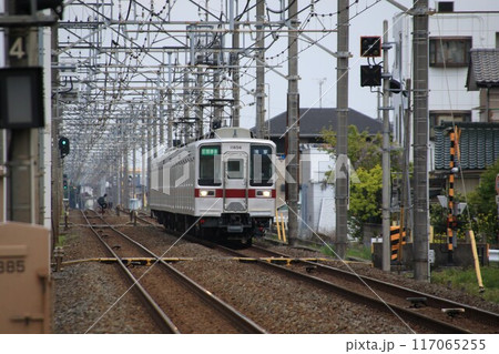 浅草行きの東武鉄道の電車 117065255