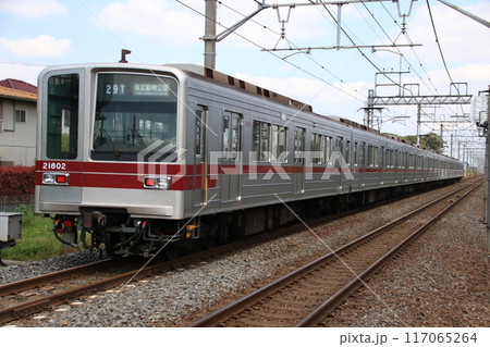 宮代町姫宮駅を通過して行く東武鉄道の下り電車 宮代町姫宮駅を通過して行く東武鉄道の下り電車 117065264