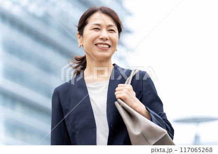 ビジネス 女性 50代 ビジネス 女性 50代 117065268
